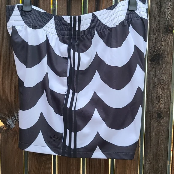 adidas originals X Marimekko Primegreen Sustainable Athletic Shorts Plus Size 2X - Picture 15 of 16